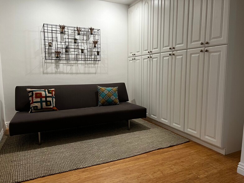 Open Den with lots of storage - 901 10th St