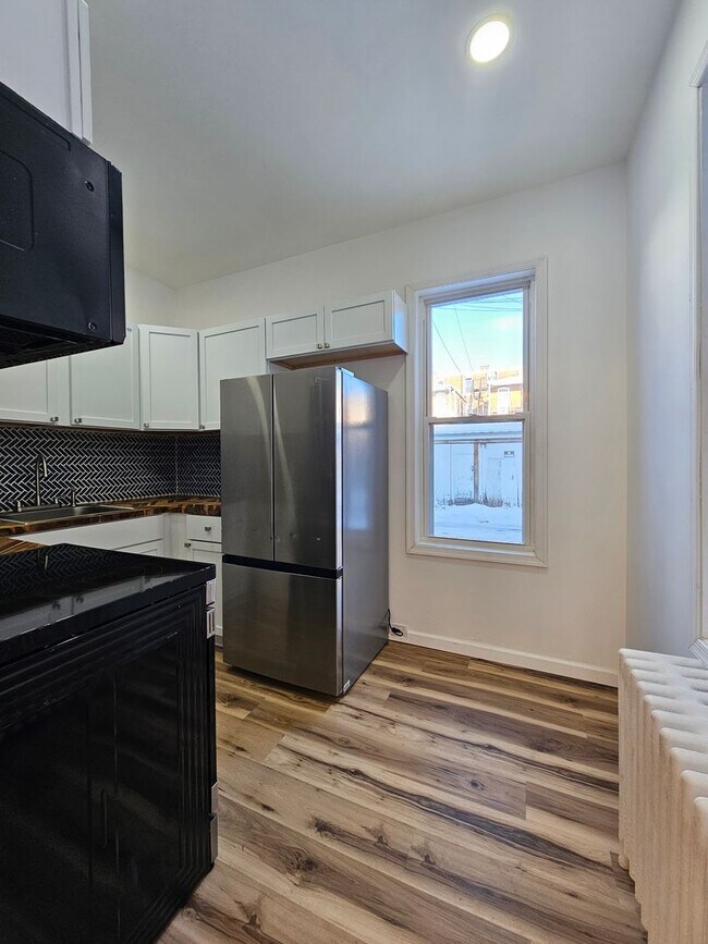 Building Photo - 921 W Poplar St