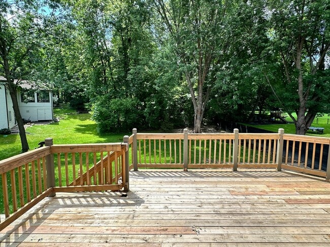 Building Photo - Maple Grove Single Family Home, Office, Fa...
