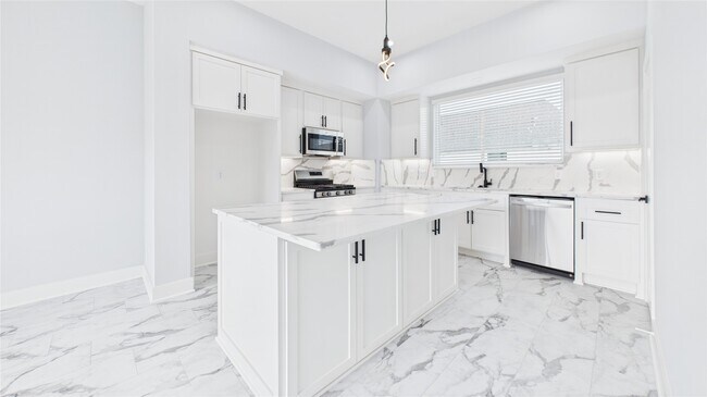 Building Photo - 3415 Daphne St