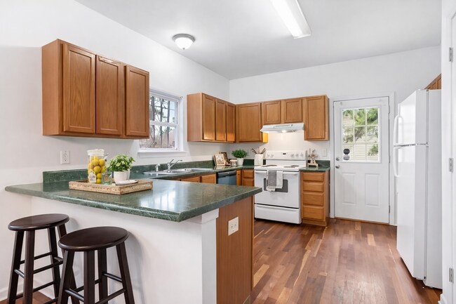 Building Photo - Affordable $190/Week Furnished Room in Westside Intown Atlanta – Utilities Included - High Speed ...