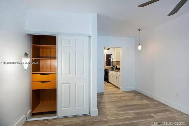 Building Photo - 641 Española Way Apt #9, Miami Beach, FL 3...