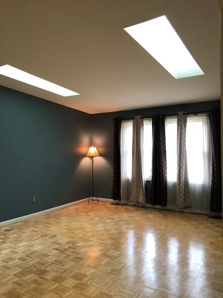 Master Bedroom - 842 Belmont Dr