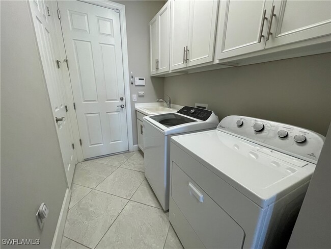 Building Photo - 7627 Jacaranda Ln