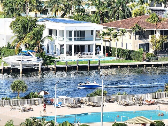 Building Photo - 2030 S Ocean Dr