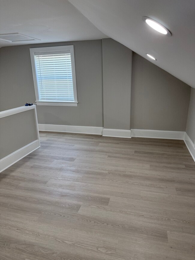 Building Photo - Tose St