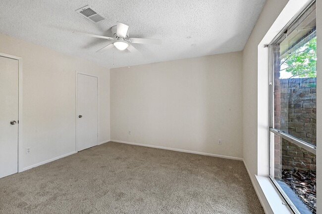 Building Photo - 2326 Turtle Creek Dr