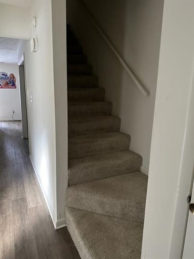 Building Photo - Spacious Townhome Near Campus