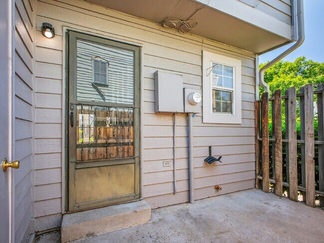 Building Photo - $1,795 // 2-Bed 1-Bath Charming Rowhome in...