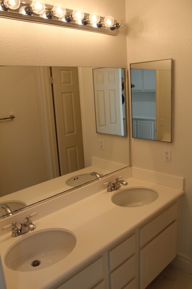 Building Photo - 35703 Date Palm St