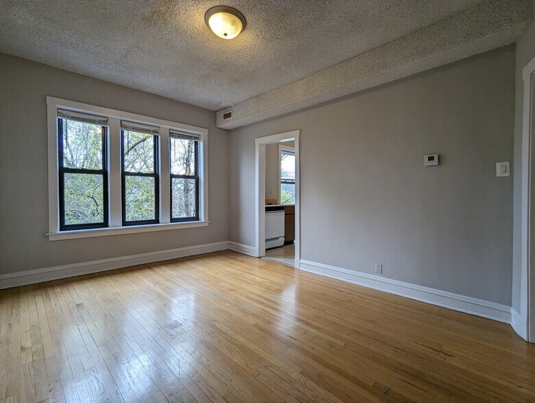 Building Photo - 3523 N Racine Ave