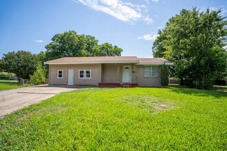 Building Photo - 3 BEDROOM 1 BATHROOM HOME FOR RENT!