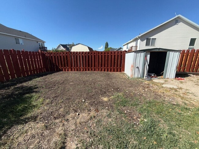 Building Photo - Spacious Tri-Level Home for Rent in Tooele...