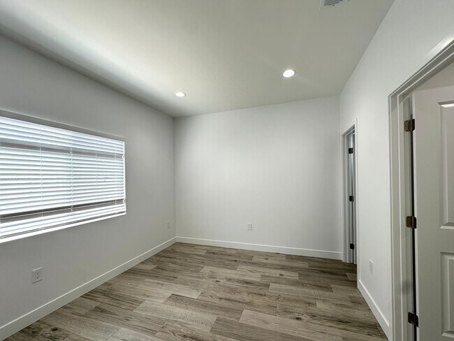 Building Photo - Willow Cir