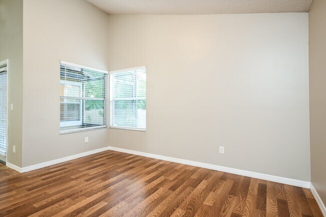 Building Photo - 1800 Grasmere Dr