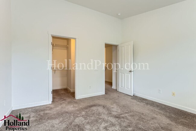 Building Photo - Wonderful 3 Bed 3 Bath Townhouse in  Hillsboro!