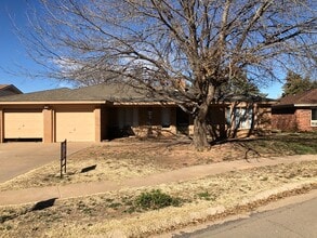 Building Photo - Spacious House Located on a Cul-de-sac Street