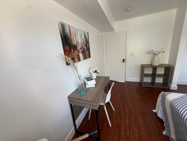 Building Photo - 68 E 200 S