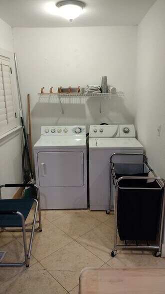 Building Photo - 1445 E 33rd St S