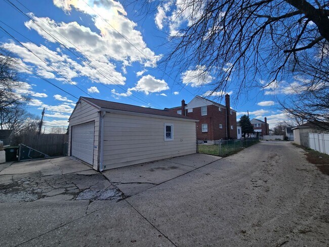 Building Photo - **3 BEDROOM TOWNHOME IN BALTIMORE COUNTY AVAILABLE**