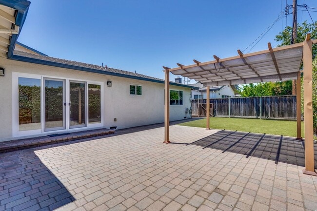 Building Photo - Welcome to this Beautifully Updated 3 Bed ...