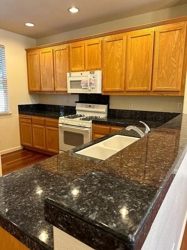 Building Photo - 3BR/2.5BA Oak Commons Home w/ Backyard & Community Pool & Park