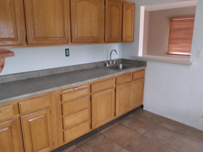 Building Photo - Large Single Story Home in Old Henderson/Pets Welcome