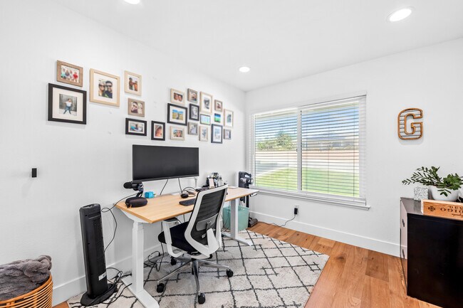 Building Photo - 6522 Farinella Dr