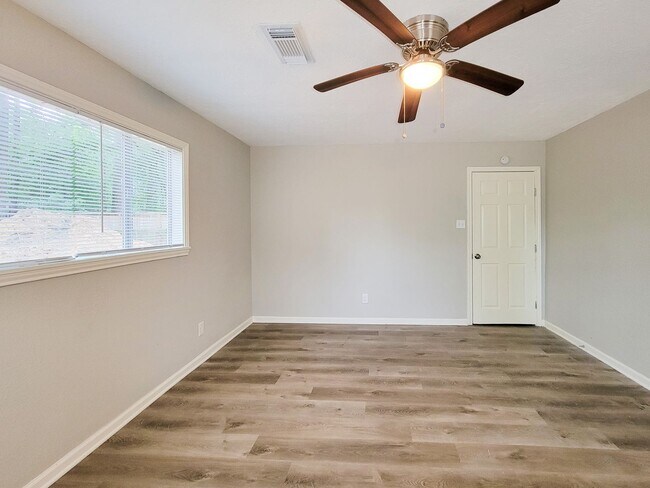 Building Photo - REMODELED AND UPDATED 4 BEDROOM 2 BATH LEA...