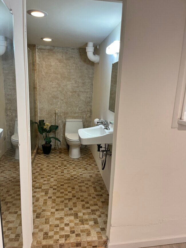 Bathroom - 99-1053 Halawa Heights Rd