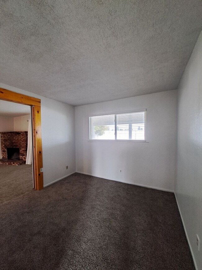 Building Photo - Single-Level Clovis Home with 3 Bedrooms, ...