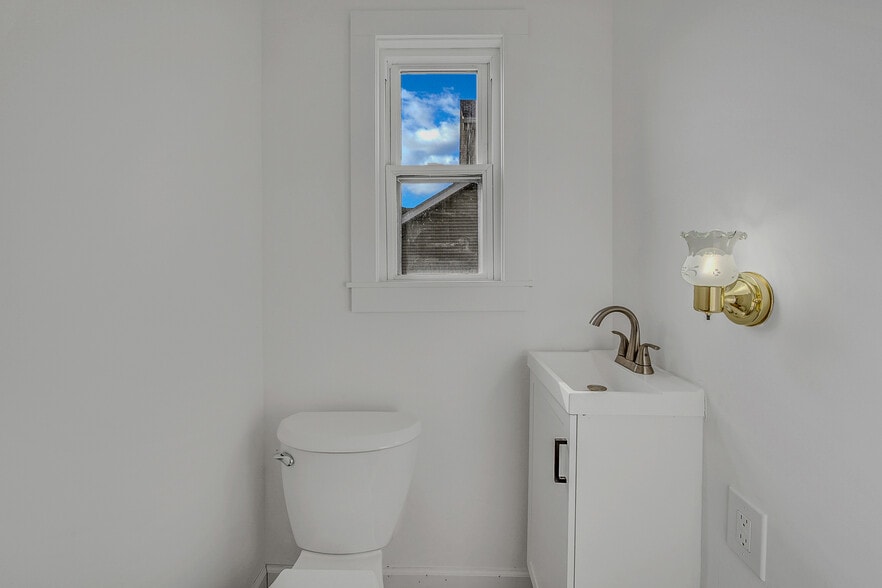 Building Photo - 834 Marcy Ave