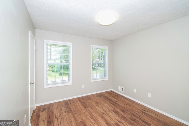 Building Photo - 2215 Fairway Cir SW