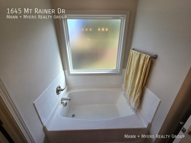 Building Photo - 1645 Mount Rainer Dr