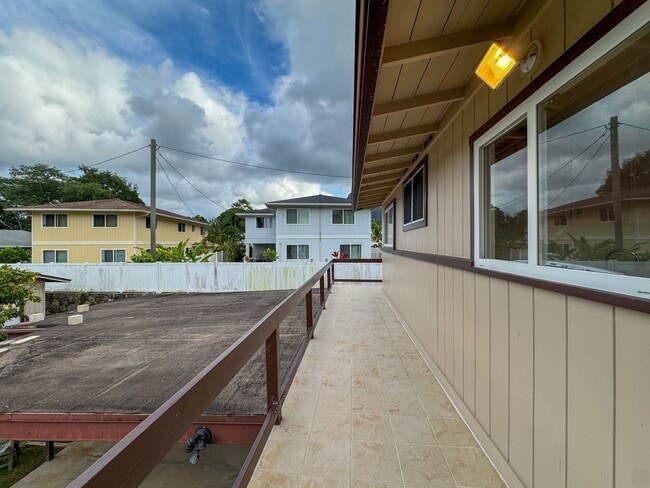 Building Photo - AVAILABLE NOW. 2BD/1BA/2PKG. Upstairs unit...
