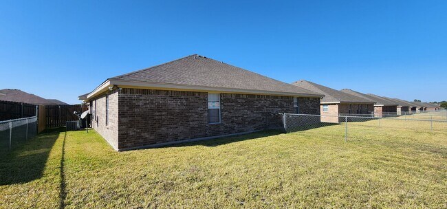Building Photo - 3 Bedroom 2 bath Duplex South Killeen