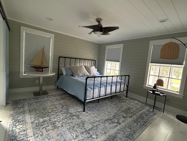 Building Photo - 2732 Weeks Ave