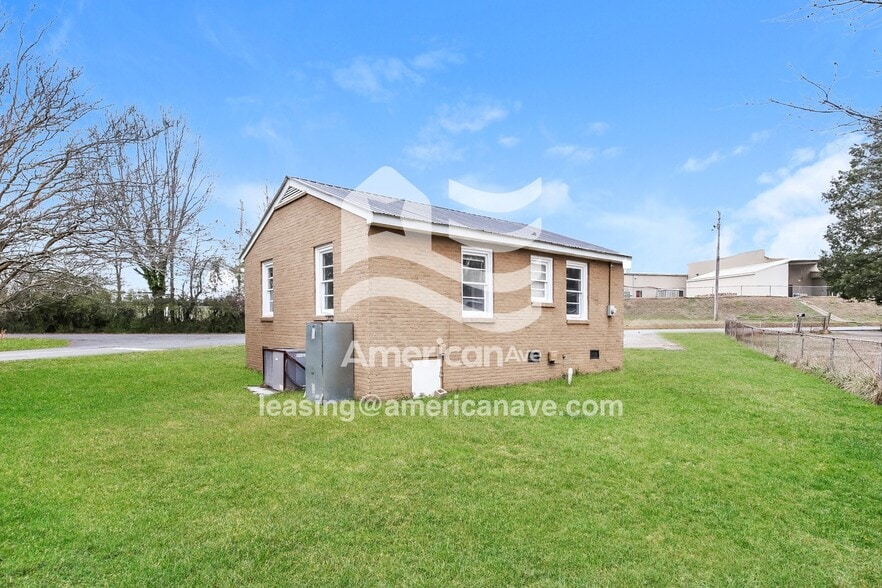 Building Photo - 409 Emma St