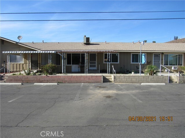 Primary Photo - 150 E Lakeshore Dr