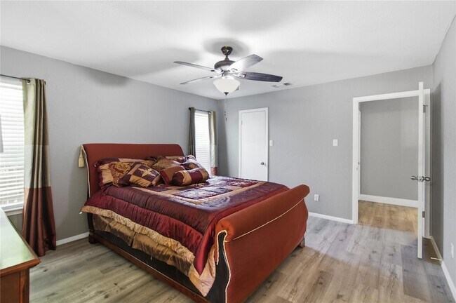 Building Photo - 2410 Buttercup Cir