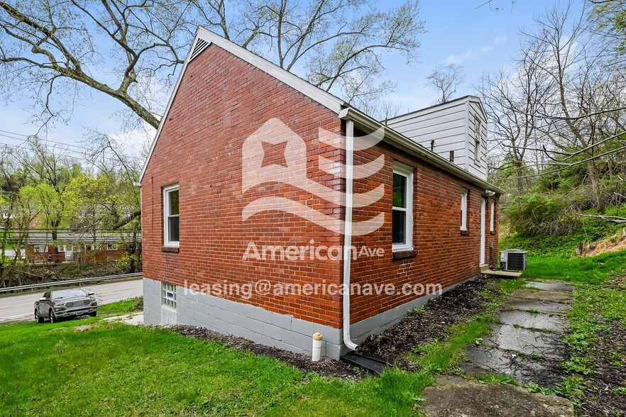 Building Photo - 947 Universal Rd