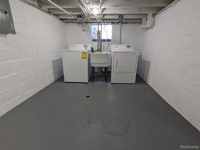 Building Photo - 203 Gladwin Ave