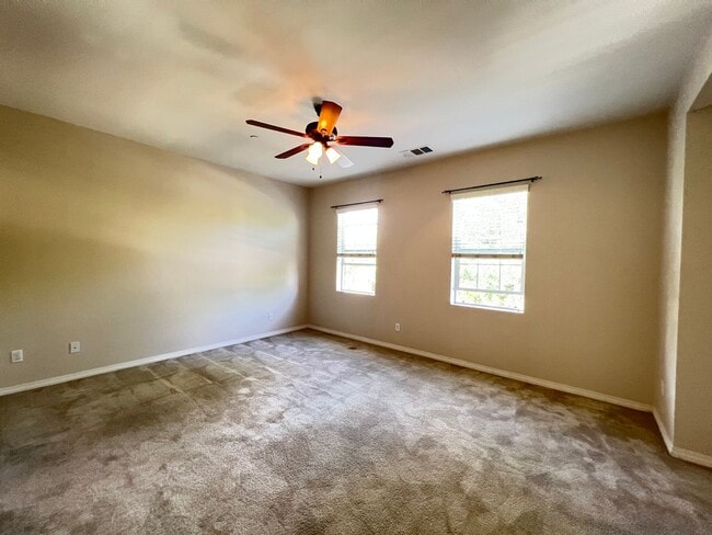 Building Photo - Beautiful 3 Bedroom 2.5 Bathroom Townhome ...