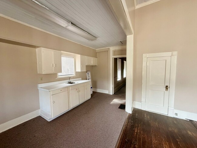 Building Photo - 227 S Zetterower Ave