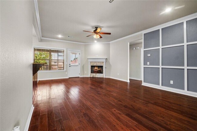 Building Photo - 904 SW Caprington St