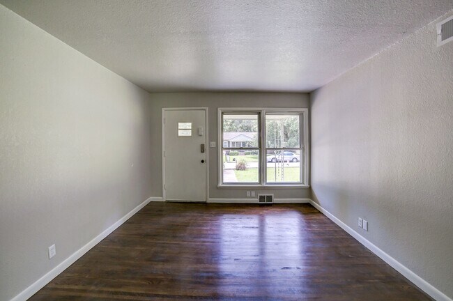 Building Photo - 1618 S Ash Pl