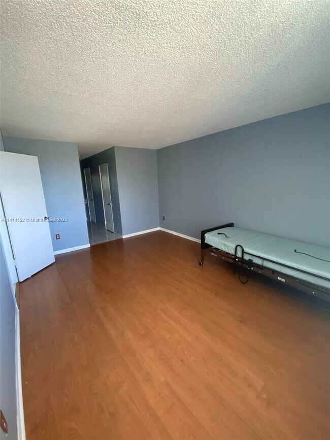 Building Photo - 9140 Fontainebleau Blvd