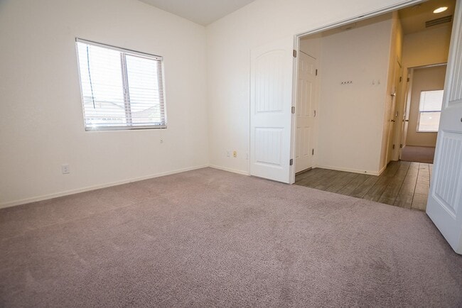 Building Photo - Great Open Floor Plan 3 Bedroom, 2 Bath, Central A/C in Holiday Subdivision!