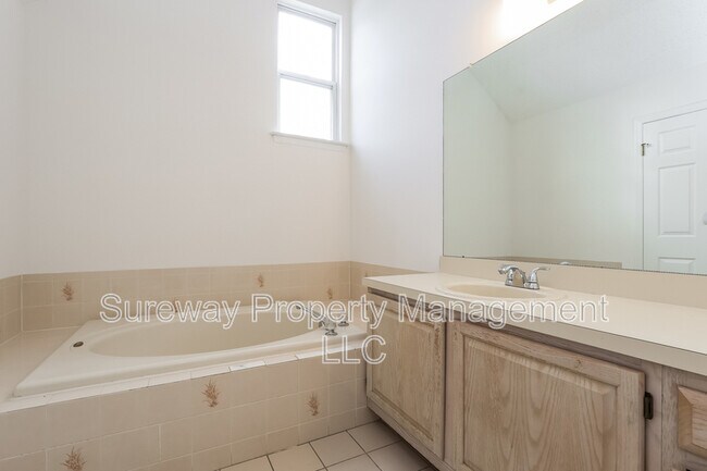 Building Photo - 35 Treat Ln