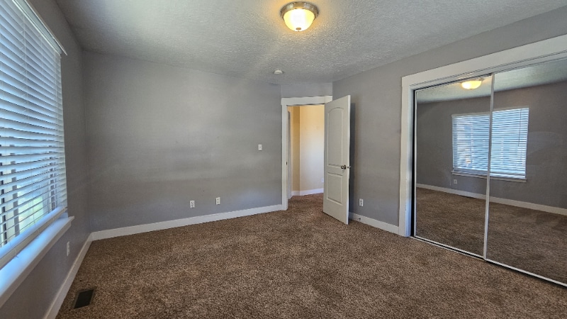 Building Photo - 2718 N Elm Dr